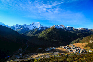 雪山下的美丽山谷村落
