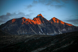 夕阳下的壮丽山峰