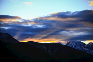 壮丽山巅云霞美景