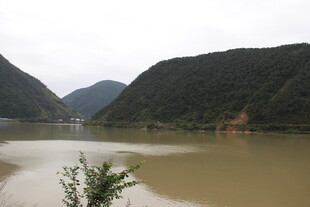 山水相依的宁静江河景色