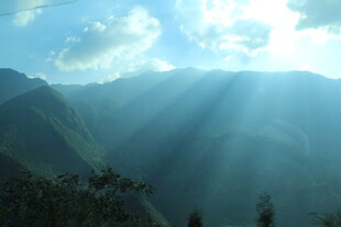 山间阳光穿透云层美景