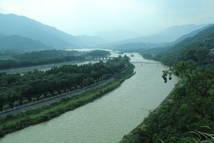 蜿蜒河流穿行于青山之间