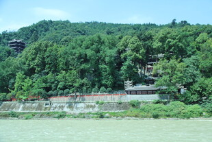 青山绿水间的江边建筑