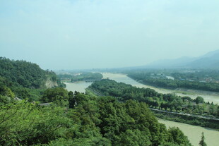 俯瞰山间蜿蜒河流美景