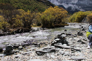 徒步者穿行于河畔美景