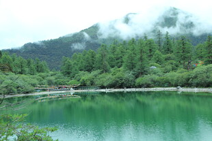 青山环绕的碧绿静谧湖泊