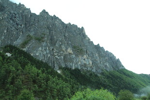 巍峨山峦与葱郁植被