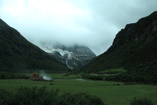 山间云雾中的静谧田园风光