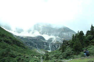山间云雾缭绕的壮美风景