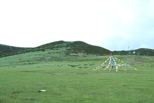 草原上的彩色经幡景观