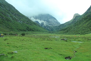山间绿野 云雾缭绕的美景
