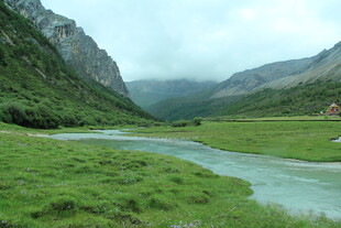 山间河畔的秀丽自然风光