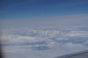 机窗外的云海雪山景观
