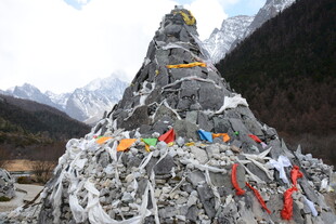 雪山经幡堆 圣洁高原景