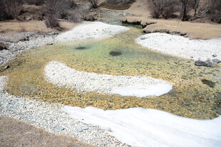 山间雪融小溪潺潺流水