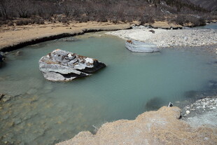 山间清澈溪流中的石块