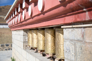 藏区转经筒特写