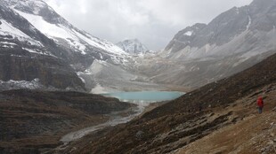 雪山下的幽蓝湖泊