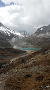 雪山下的静谧湖泊