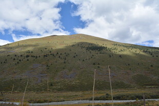 高山蓝天风景图