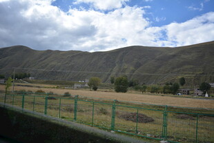 田园风光中的远山与围栏