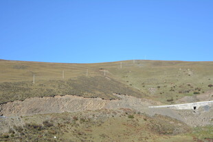 开阔山野间的蜿蜒小路