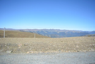 开阔公路边的蓝天远山