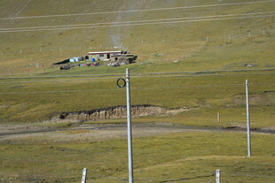 草原上的小屋与开阔风景