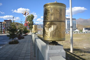 路边的金色转经筒