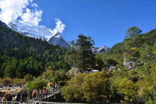 山间美景与徒步人群