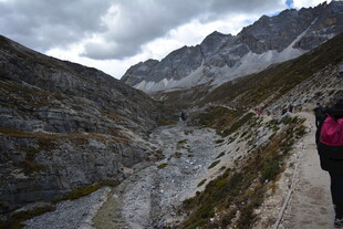 徒步者穿行于山间小道 稻城亚丁
