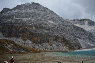 雪山下的蓝湖美景 稻城亚丁