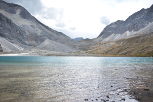 高山下的静谧湖泊 稻城亚丁