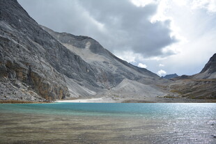高山下的澄澈湖泊 稻城亚丁