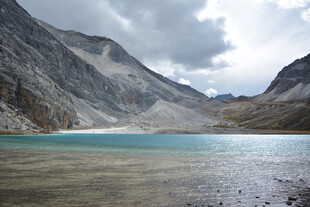 高山下的澄澈湖泊 稻城亚丁