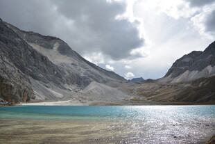 高山下的静谧蓝湖 稻城亚丁