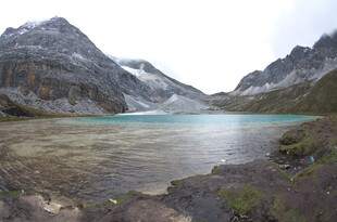 高山下的澄澈湖泊
