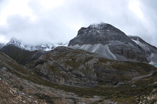 巍峨雪山下的壮丽山地景观