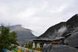 山间藏式小屋与多彩经幡 稻城