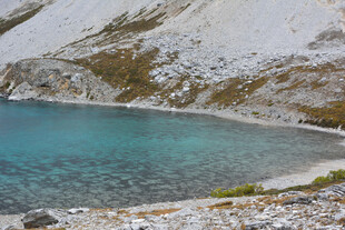 雪山下的清澈幽蓝湖泊 稻城