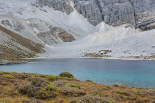雪山下的静谧蓝湖 稻城
