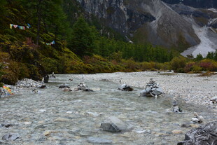 山间清澈溪流与嶙峋石块