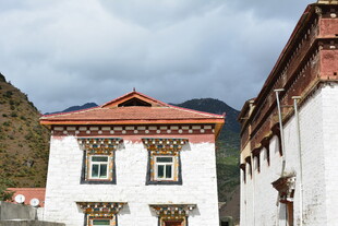 藏式风格建筑 古朴而宁静 稻城