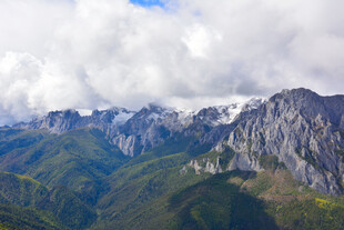 壮丽巍峨的山脉景观 稻城