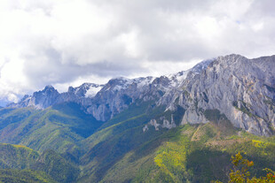 壮丽山峦美景 稻城