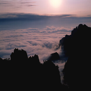 云海之上的壮丽日出景观