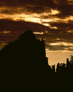 夕阳下的壮丽山峰剪影