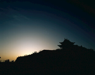 夕阳下的古建筑剪影