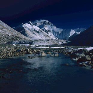 雪山下的静谧河谷