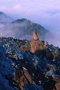 山间云雾中的岩石景观